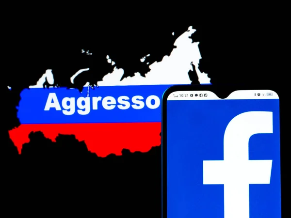 2022年3月4日 乌克兰基辅 在这张照片中 脸书的标志被展示在一个带有俄罗斯国旗的智能手机屏幕上 以国家地图的形式出现 背后刻有 侵略者 脸书也加入了圣地行列 — 图库照片