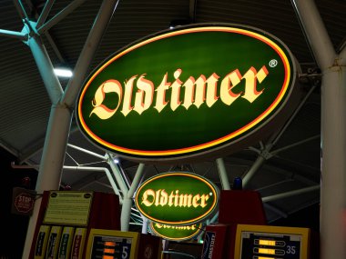 Linz, Avusturya - 10 Mart 2022: Linz 'e girmeden önce otoyoldaki Oldtimer benzin istasyonu