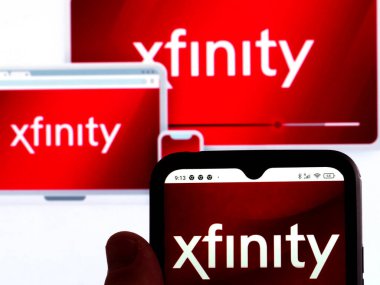 Almanya - 25 Mart 2022: Bu resimde, Xfinity logosu arka planda Xfinity logosu olan bir akıllı telefon ekranında gösteriliyor