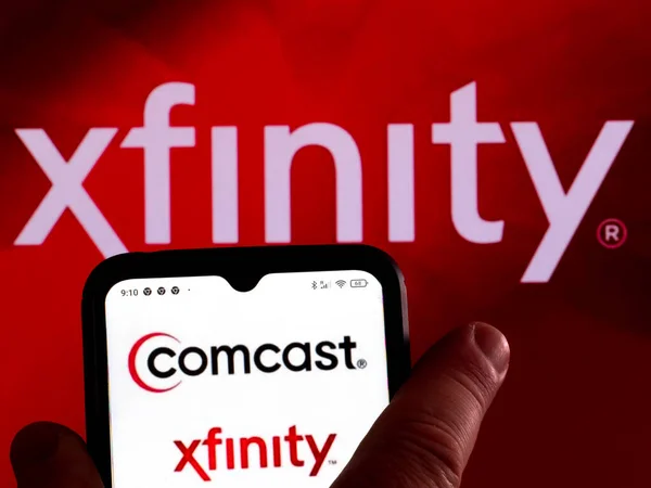 2022 Comcast Cable Xfinity 배경에 Xfinity 로고가 스마트폰 화면에 표시됨 — 스톡 사진