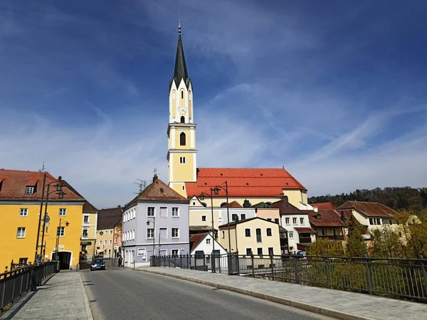 Bavyera Vilshofen 'deki Tuna Nehri üzerindeki Marienbrucke manzarası