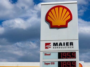 Vilshofen an der Donau, Bavyera, Almanya - 21 Nisan 2022: Hollanda Kraliyet Logosu mavi gökyüzüne karşı, Almanya 'da, Rusya' nın Ukrayna 'daki saldırısının bir sonucu olarak, motor yakıtı fiyatları hızla arttı.