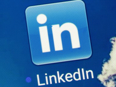 Bavyera, Almanya - 30 Nisan 2022: Bu resimde Linkedin uygulama logosu akıllı telefon ekranında gösteriliyor