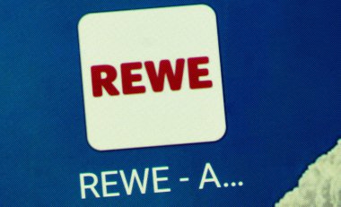 Bavyera, Almanya - 30 Nisan 2022: Bu resimde, Rewe uygulama logosu akıllı telefon ekranında gösteriliyor