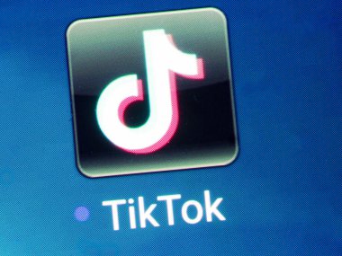 Bavyera, Almanya - 30 Nisan 2022: Bu resimde, TikTok uygulama logosu akıllı telefon ekranında gösteriliyor