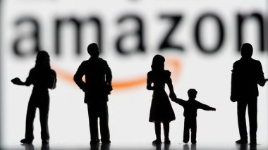 Vilshofen Vilshofen Tuna, Bavyera, Almanya - 1 Mayıs 2022: Akıllı telefondaki bulanık Amazon logosu önünde duran minyatür figürler
