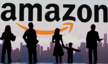 Vilshofen Vilshofen Tuna, Bavyera, Almanya - 2 Mayıs 2022: Akıllı telefondaki bulanık Amazon logosu önünde duran minyatür figürler