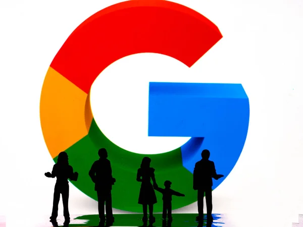 Miniature Figures Standing Front Google Logo Smartphone — Stock Photo, Image