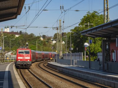 Vilshofen Vilshofen Tuna, Bavyera, Almanya - 3 Mayıs 2022 Deutsche Bahn banliyö treni Vilshofen tren istasyonunda (Niederbei)