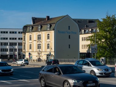 Passau, Bavyera, Almanya - 3 Mayıs 2022: Passauer Neue Press binasının yanındaki köprüden arabalar geçiyor