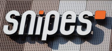 Passau, Bavyera, Almanya - 3 Mayıs 2022: Stadtgalerie alışveriş merkezinin ön cephesinde keskin nişancı logosu