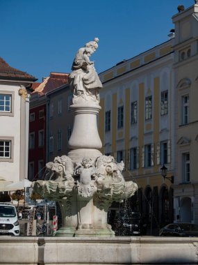 Passau, Bavyera, Almanya - 3 Mayıs 2022: Residenzplatz 'daki Wittelsbacherbrunnen çeşmesi