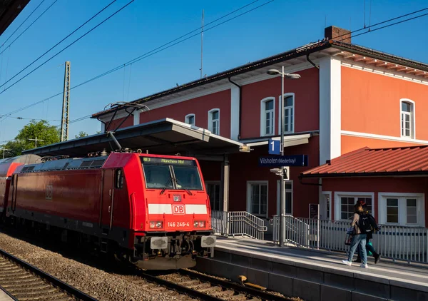 Vilshofen Vilshofen Tuna, Bavyera, Almanya - 3 Mayıs 2022 Deutsche Bahn banliyö treni Vilshofen tren istasyonunda (Niederbei)