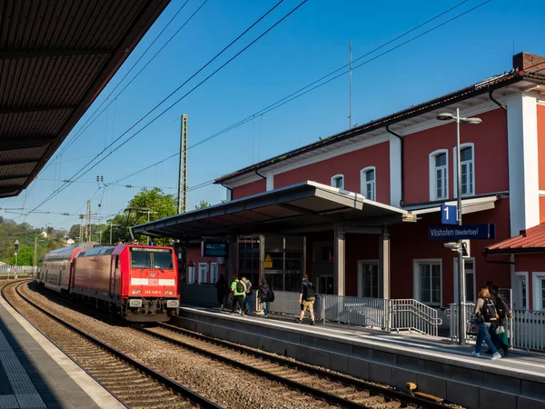 Vilshofen Vilshofen Tuna, Bavyera, Almanya - 3 Mayıs 2022 Deutsche Bahn banliyö treni Vilshofen tren istasyonunda (Niederbei)