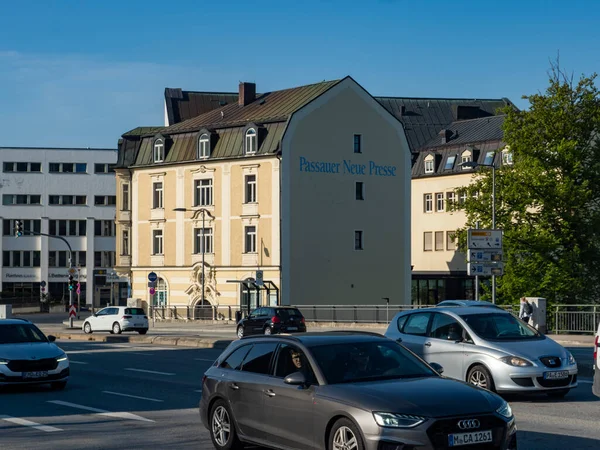 Passau, Bavyera, Almanya - 3 Mayıs 2022: Passauer Neue Press binasının yanındaki köprüden arabalar geçiyor