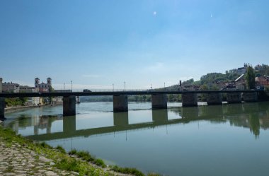 Passau, Bavyera, Almanya 'nın Marienbrucke Nehri üzerindeki köprüsünün manzarası