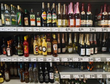Eging am See, Bavyera, Almanya - 5 Mayıs 2022: Rewe süpermarketindeki alkol bölümü
