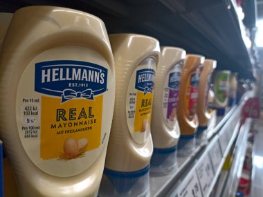 Eging am See, Bavyera, Almanya - 5 Mayıs 2022: Rewe süpermarketinde Hellmann 's Mayonezi