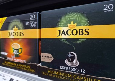 Eging am See, Bavyera, Almanya - 5 Mayıs 2022: Rewe süpermarketinde kapsüllerde Jacobs kahvesi
