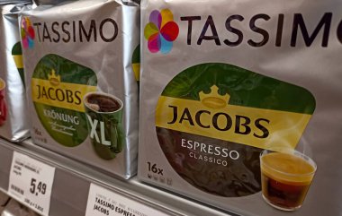 Eging am See, Bavyera, Almanya - 5 Mayıs 2022: Rewe süpermarketinde Jacobs Tassimo kahvesi