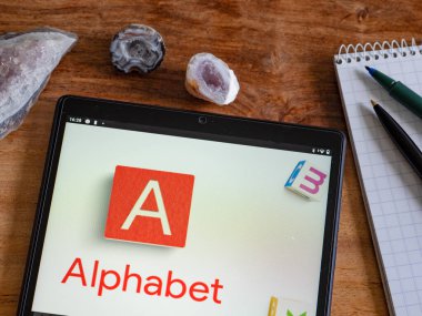 Garham, Bavyera, Almanya - 9 Mayıs 2022: Bu fotoğraf illüstrasyonunda Alfabe Inc. logosu bir tablette sergilenmektedir