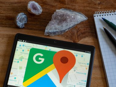 Garham, Bavyera, Almanya - 9 Mayıs 2022: Bu resimde Google Maps logosu bir tablette gösteriliyor