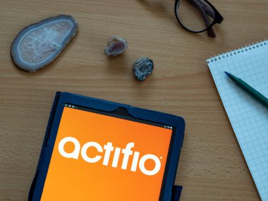 Garham, Bavyera, Almanya - 11 Mayıs 2022: Alphabet Inc. logosuna ait bu fotoğraf illüstrasyonunda bir tablette sergilenmektedir