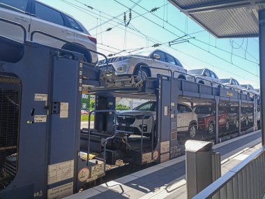 Tuna, Bavyera, Almanya 'da Vilshofen - 11 Mayıs 2022: Suzuki arabalarıyla dolu tren özel vagonlara yüklendi