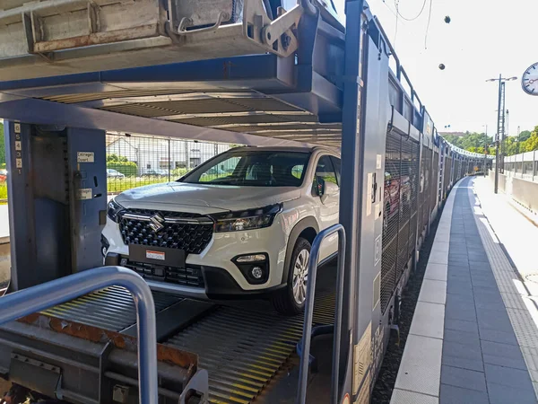 Tuna, Bavyera, Almanya 'da Vilshofen - 11 Mayıs 2022: Suzuki arabalarıyla dolu tren özel vagonlara yüklendi