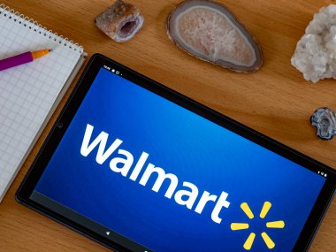 Garham, Bavyera, Almanya - 27 Mayıs 2022: Walmart, Inc. logosu bir tablette sergilenmektedir