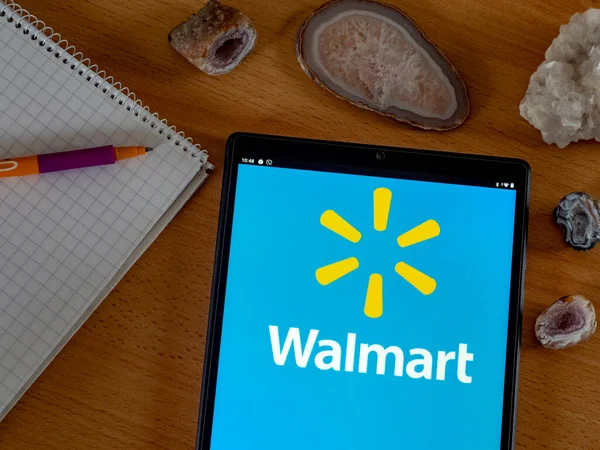 Garham, Bavyera, Almanya - 27 Mayıs 2022: Walmart, Inc. logosu bir tablette sergilenmektedir