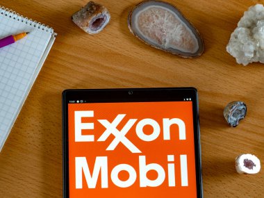 Garham, Bavyera, Almanya - 27 Mayıs 2022: Bu fotoğraf illüstrasyonunda Exxon Mobil Corporation logosu bir tablette sergilenmektedir