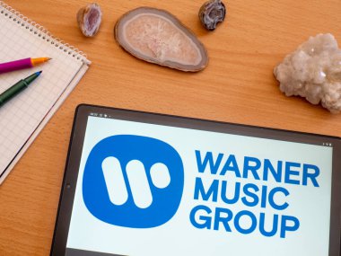 Garham, Bavyera, Almanya - 28 Mayıs 2022: Bu resimde Warner Music Group logosu bir tablette sergilenmektedir