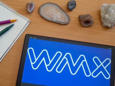 Garham, Bavyera, Almanya - 28 Mayıs 2022: Bu resimde Warner Music Experience logosu bir tablette sergilenmektedir