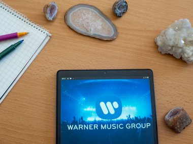 Garham, Bavyera, Almanya - 28 Mayıs 2022: Bu resimde Warner Music Group logosu bir tablette sergilenmektedir