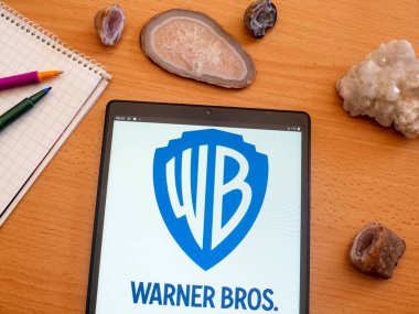 Garham, Bavyera, Almanya - 28 Mayıs 2022: Warner Brothers 'ın bu fotoğrafta bir tablette sergilenen logosu