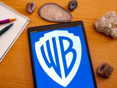Garham, Bavyera, Almanya - 28 Mayıs 2022: Warner Brothers 'ın bu fotoğrafta bir tablette sergilenen logosu