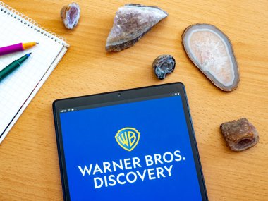 Garham, Bavyera, Almanya - 28 Mayıs 2022: Bu resimde Warner Brothers Discovery logosu bir tablette sergilenmektedir