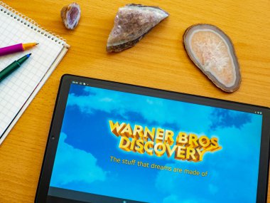 Garham, Bavyera, Almanya - 28 Mayıs 2022: Bu resimde Warner Brothers Discovery logosu bir tablette sergilenmektedir