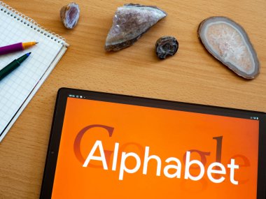 Garham, Bavyera, Almanya - 28 Mayıs 2022: Bu fotoğraf illüstrasyonunda Alfabe Inc. logosu bir tablette sergilenmektedir