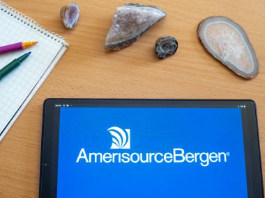 Garham, Bavyera, Almanya - 28 Mayıs 2022: Bu resimde AmerisourceBergen Corporation logosu bir tablette sergilenmektedir