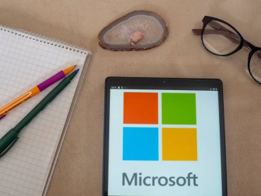 Garham, Bavyera, Almanya - 29 Mayıs 2022: Bu resimde Microsoft Corporation logosu bir tablette sergilenmektedir