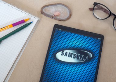 Garham, Bavyera, Almanya - 29 Mayıs 2022: Samsung Group logosu bir tablette sergilendi