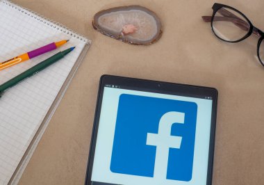 Garham, Bavyera, Almanya - 29 Mayıs 2022: Bu resimde Facebook logosu bir tablette sergilenmektedir