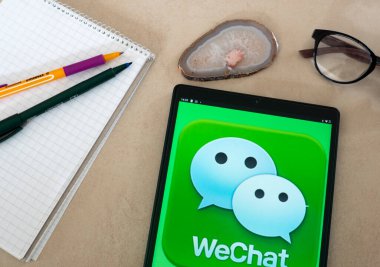 Garham, Bavyera, Almanya - 29 Mayıs 2022: Bu resimde WeChat logosu bir tablette sergilenmektedir