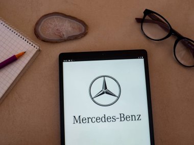 Garham, Bavyera, Almanya - 30 Mayıs 2022: Bu resimde Mercedes-Benz Group AG logosu bir tablette sergilenmektedir