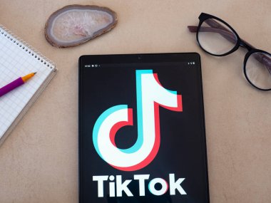 Garham, Bavyera, Almanya - 30 Mayıs 2022: Bu resimde TikTok / Douyin logosu bir tablette sergilenmektedir