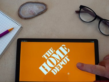 Garham, Bavyera, Almanya - 30 Mayıs 2022: Bu resimde The Home Depot, Inc. logosu bir tablette sergilenmektedir