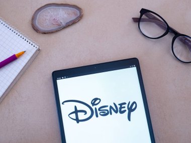 Garham, Bavyera, Almanya - 30 Mayıs 2022: Bu resimde Disney logosu bir tablette sergilenmektedir