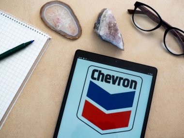Garham, Bavyera, Almanya - 31 Mayıs 2022: Bu resimde Chevron Corporation logosu bir tablette sergilenmektedir